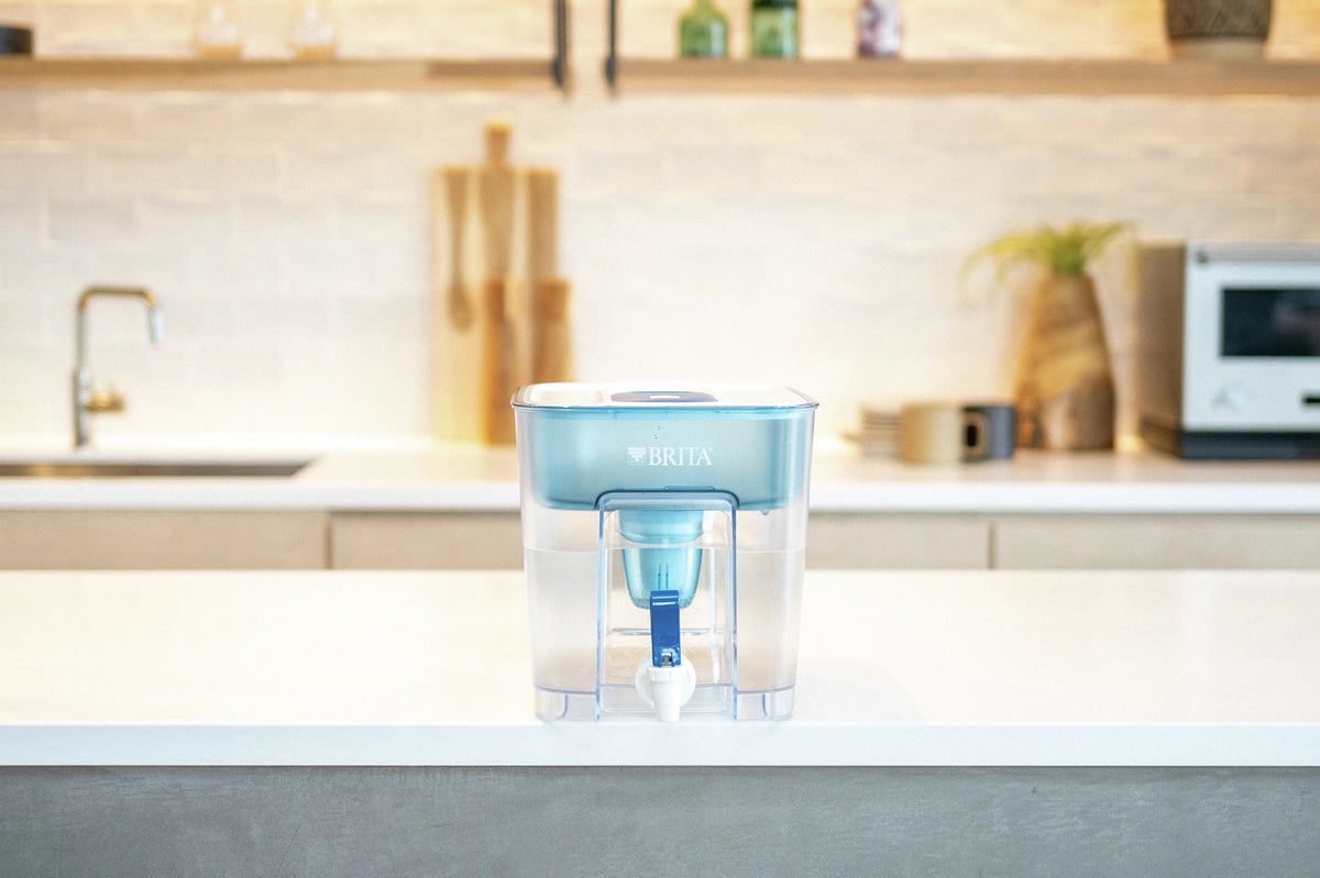 Carica video: Rectangular tabletop water filter shown from multiple angles