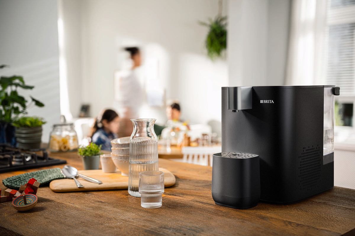Carica video: Water dispenser for hot and cold water shown from multiple angles