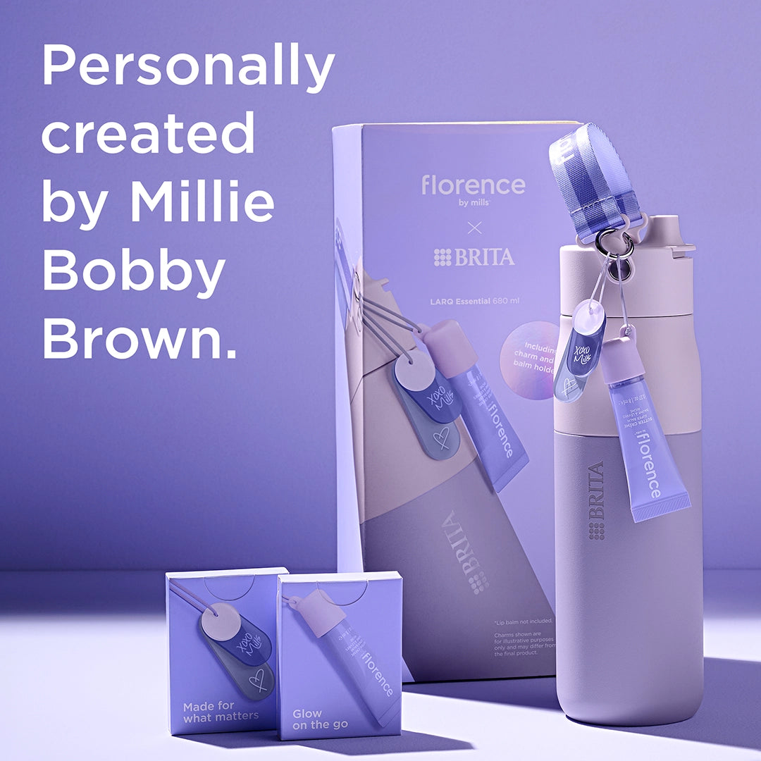 Borraccia "florence by mills x BRITA LARQ" con confezione e accessori su sfondo viola.