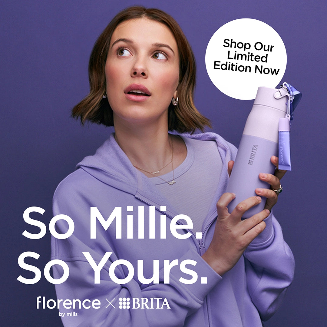 Millie Bobby Brown tiene in mano la borraccia "florence by mills x BRITA LARQ" su uno sfondo viola con la scritta "So Millie. So Yours."
