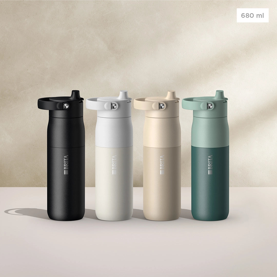BRITA LARQ Essential Bottiglie nei colori nero, bianco, beige e verde, da 680 ml, su uno sfondo beige.