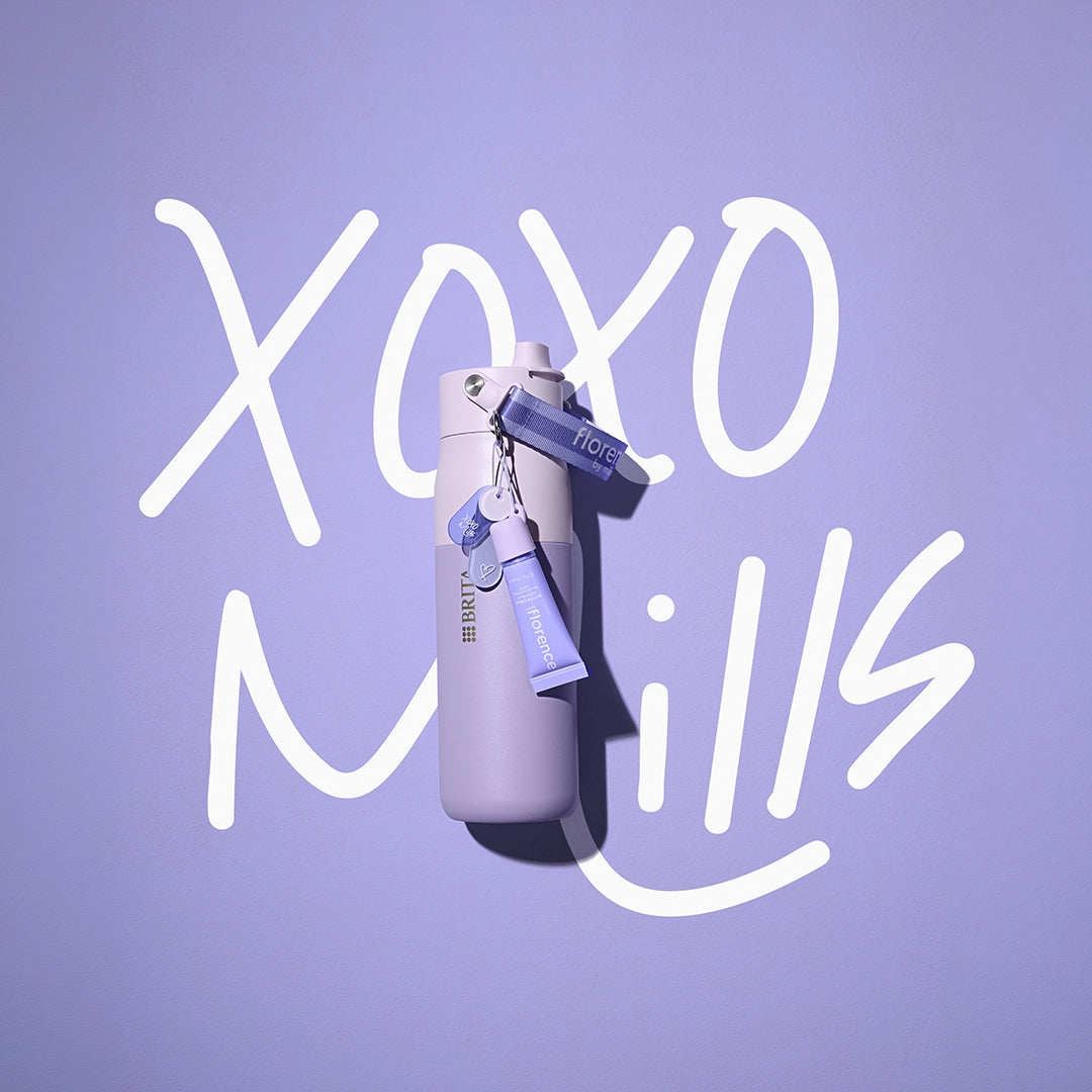 Borraccia "florence by mills x BRITA LARQ" su sfondo viola con la firma "XOXO Mills".