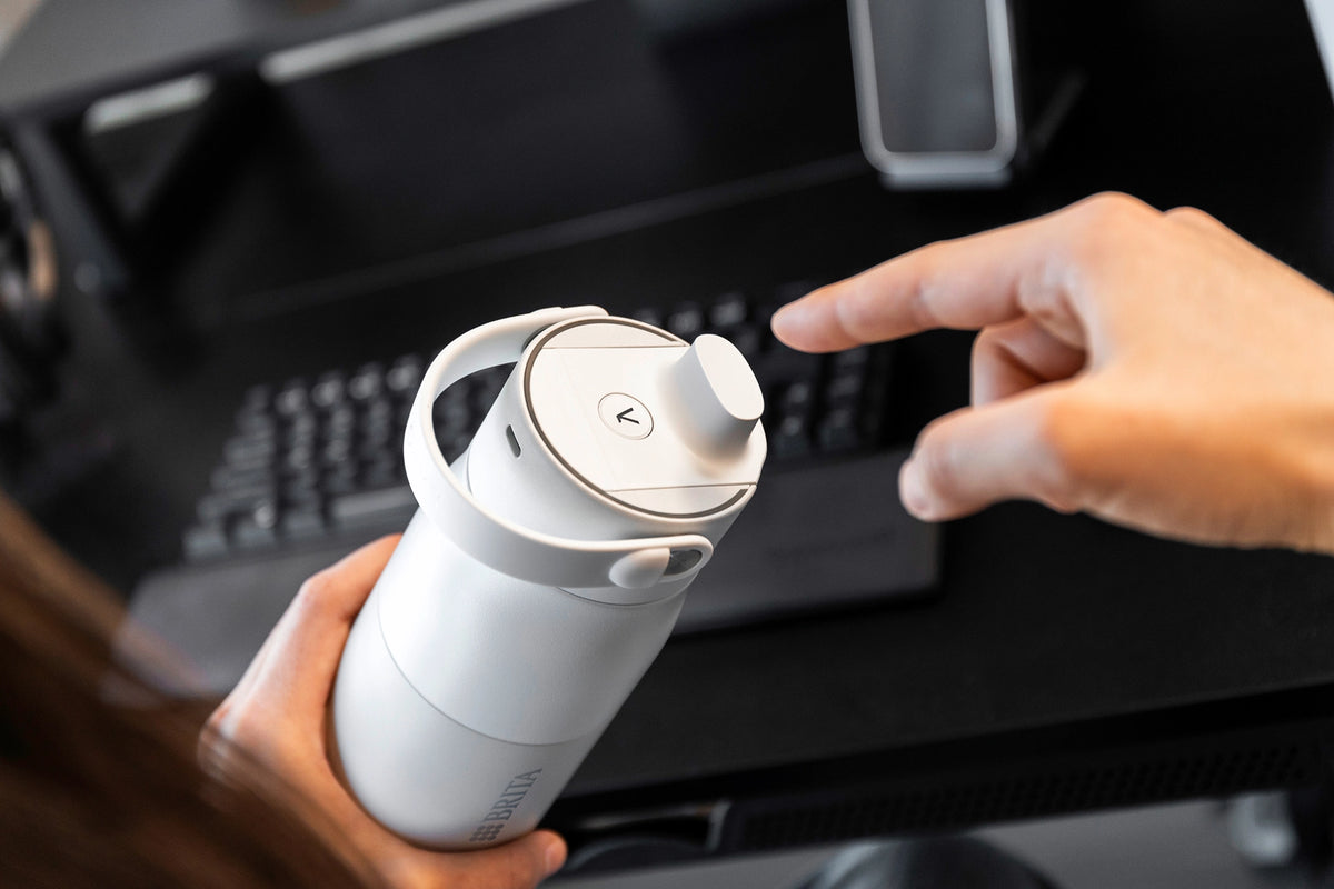 Carica video: BRITA LARQ iQ water bottle shown from multiple angles