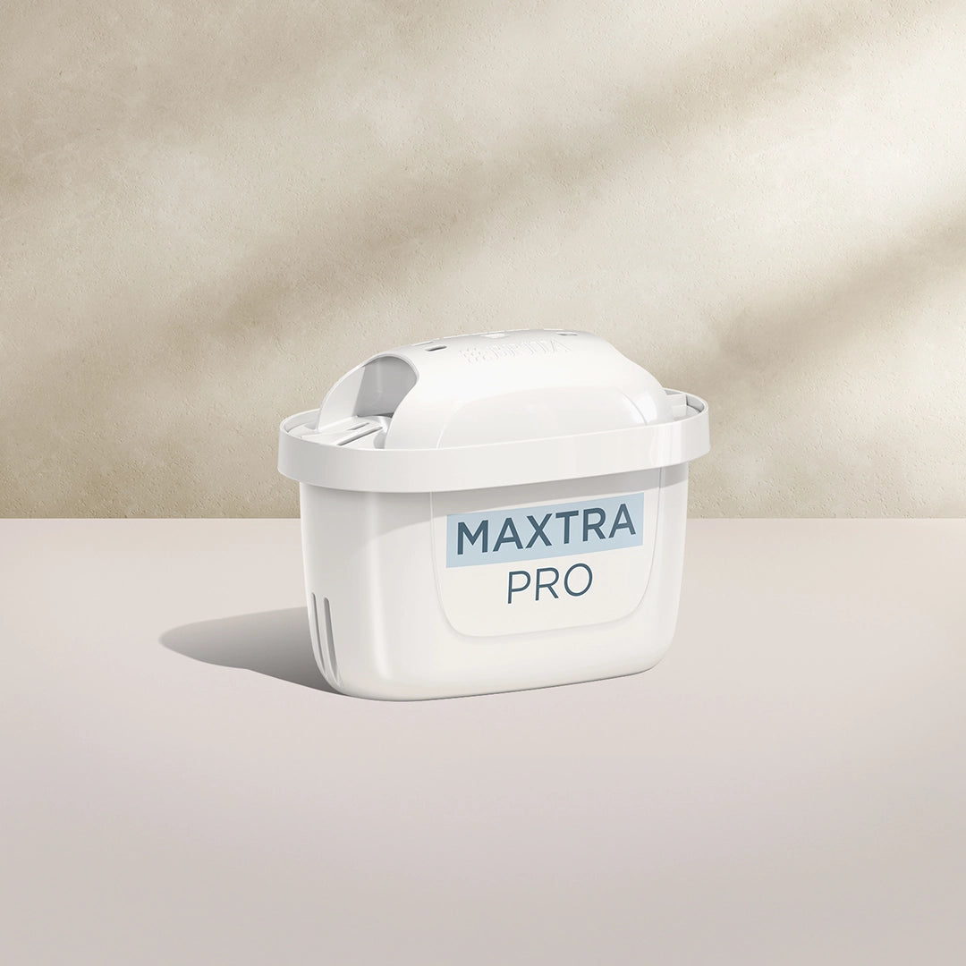 A BRITA MAXTRA PRO PURE PERFORMANCE filtro per l'acqua su uno sfondo beige