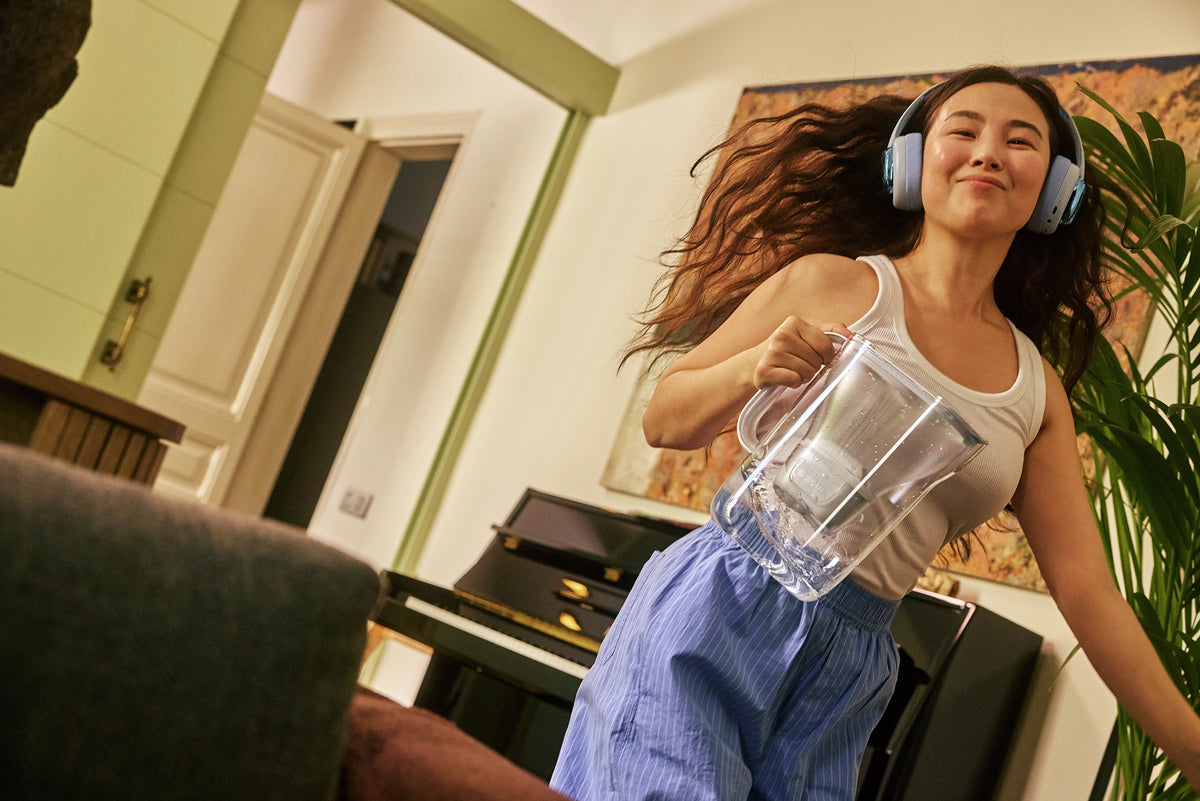 Carica video: Water filter jug with modern design shown from multiple angles